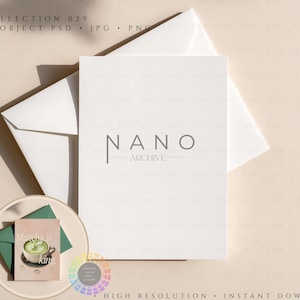 Op de afbeelding: Een mockup voor briefpapier met een witte kaart met de tekst "NANO ARCHIVE", een witte envelop en een kleine kaart met een matcha latte illustratie. De afbeelding heeft een neutraal kleurenpalet met een zachte, warme achtergrond.