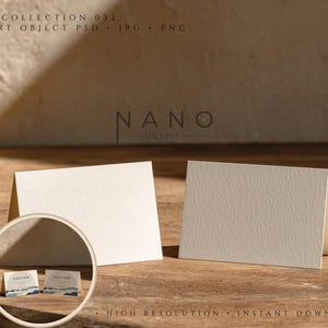 Pode incluir: Dois cartões de mesa dobrados, em branco sujo, sobre uma superfície de madeira. Os cartões são texturizados e ficam em pé. Uma inserção circular mostra dois cartões pequenos com um design azul e branco. O texto "COLLECTION 032" e "NANO ARCHIVE" está incluído.