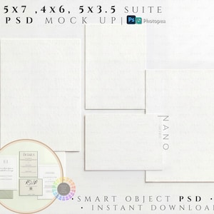 Può includere: Un set di cancelleria con cartoncini bianchi vuoti nei formati 12,7x17,8 cm, 10,2x15,2 cm e 12,7x8,9 cm con una busta. Il testo riporta 5x7, 4x6, 5x3.5 SUITE, PSD MOCK UP, NANO, SMART OBJECT PSD, JPG, INSTANT DOWNLOAD, DETAILS, e RSVP.