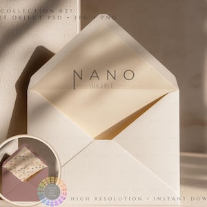 Puede incluir: Un sobre blanco abierto con interior crema, que muestra el texto "NANO ARCHIVE". Un sobre más pequeño, malva, con un diseño floral está en primer plano. La imagen está bien iluminada con sombras suaves.