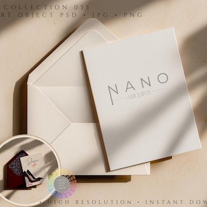 Puede incluir: Una maqueta de papelería con un sobre blanco y una tarjeta con el texto "NANO ARCHIVE". También hay una tarjeta más pequeña con una ilustración de tacón alto y las palabras "Dance night". El fondo es de color beige claro.