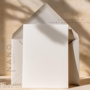 Pode incluir: Um cartão branco em branco é colocado dentro de um envelope cinza claro, parcialmente aberto. O texto "COLLECTION 07 SMART OBJECT PSD .JPG .PNG" é visível. As palavras "NANO ARCHIVE" e "HIGH RESOLUTION INSTANT DOWNLOAD" também estão presentes.