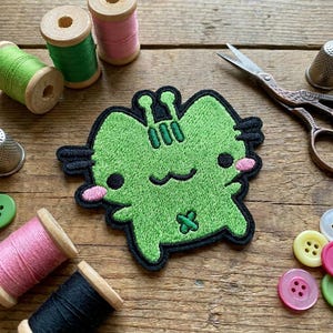 Alien Cat Embroidery Patch, Cute Green Alien Kitty Iron On Badge, Kawaii Space Cat Sew On for Backpacks, UFO Theme Animal Patch