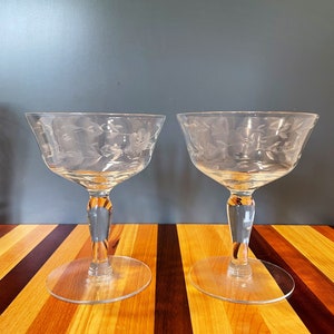 Copas de cóctel grabadas con margaritas y enredaderas