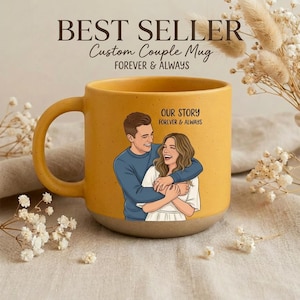 Puede incluir: Taza de cerámica de color amarillo mostaza con asa, con una ilustración de una pareja abrazándose. La taza tiene el texto "BEST SELLER Custom Couple Mug FOREVER & ALWAYS" y "OUR STORY FOREVER & ALWAYS".