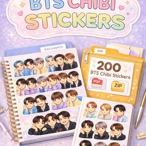 Puede incluir: Producto digital con 200 pegatinas BTS Chibi. La imagen muestra un cuaderno y una carpeta con las pegatinas, además de un bolígrafo y cinta adhesiva. Las pegatinas presentan ilustraciones de dibujos animados de los miembros de BTS.