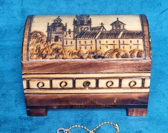 Boîte à bijoux en bois avec clé – vintage kist