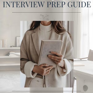 Könnte beinhalten: Ein Buch mit dem Titel "THE PERSONAL ASSISTANT INTERVIEW PREP GUIDE" mit dem Slogan "Your complete toolkit to ace any PA interview." Das Buch wird von einer Person gehalten, die einen beigen Blazer und einen weißen Pullover trägt.