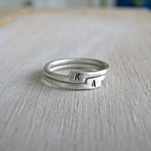 Anillo de plata de ley con inicial diminuta/Apilamiento de letras en plata 925/Personalizado con inicial/Juego de 2 anillos apilables/Anillo de nudillos midi/Juego de 2 anillos