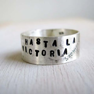 Cita inspiradora banda ancha / Cita banda de rock masculino / Duck Band Ring / Word unisex band / oxidized sterling silver / anillo de cotización estampado