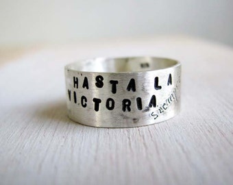 Cita inspiradora banda ancha / Cita banda de rock masculino / Duck Band Ring / Word unisex band / oxidized sterling silver / anillo de cotización estampado