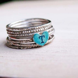 Anillos iniciales personalizados - Juego de anillos de apilamiento - Anillos de apilamiento de corazón- Corazón de esmalte azul con letra estampada -Regalo especial para ella- Día de la Madre