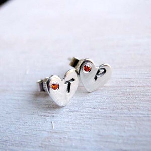 Tachuelas iniciales para el corazón, pendientes estampados de letras, pendientes de piedra Swarovski, postes de corazón pequeños, pendientes de piedra de cumpleaños, regalo del día de la madre,