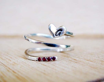 Anillo inicial del corazón / regalo de la dama de honor / anillo de piedra preciosa inicial personalizado / anillo de boda / anillo de piedra Swarovski rojo / anillo de día de las madres