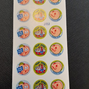 Puede incluir: Hoja de pegatinas vintage con temática de melocotones. Las pegatinas presentan melocotones de dibujos animados con el texto "You're Peachy", cestas de melocotones con "Top Job!" y caras de melocotones con "Peachy Keen". La hoja tiene el número "#853".