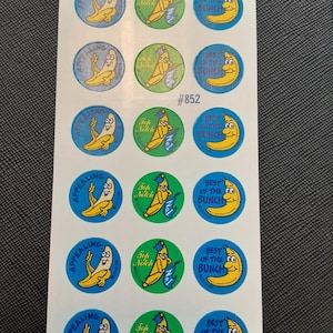 Puede incluir: Un juego de tres tazas de cerámica con acabado mate moteado. Las tazas son en tonos crema, gris claro y gris oscuro. Cada taza tiene un diseño simple y minimalista.