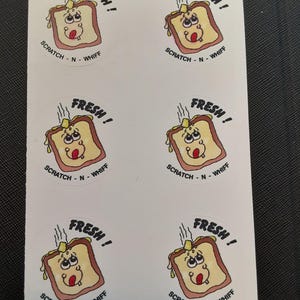 Puede incluir: Hoja de seis pegatinas redondas con una imagen de dibujos animados de una rebanada de pan tostado con una cara, vapor y el texto "FRESH!" y "SCRATCH - N - WHIFF". La tostada es de color marrón claro con un centro amarillo y una boca roja.