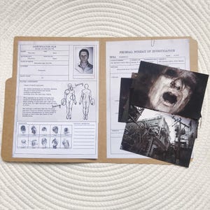 Puede incluir: Una carpeta marrón con documentos y fotografías de investigación de la escena del crimen. La carpeta contiene un archivo de identificación, una evaluación de trauma y muestras de huellas dactilares. Se incluyen varias fotografías en blanco y negro, que representan un rostro angustiado y una escena urbana.