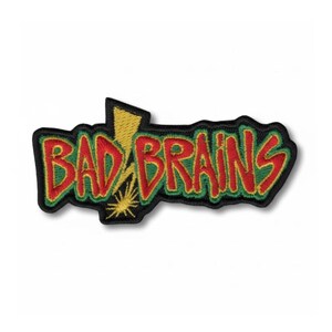 Può includere: Toppa ricamata con la scritta "BAD BRAINS" in rosso, bordata di verde. Un fulmine giallo e un motivo a stella sono al centro. La toppa ha un bordo nero ed è destinata all'abbigliamento o agli accessori.