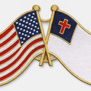 Puede incluir: Parche bordado con dos banderas cruzadas. Una bandera es la bandera estadounidense con rayas rojas y blancas y un campo azul de estrellas. La otra bandera es blanca con una esquina azul y una cruz roja. Ambas banderas tienen un borde dorado.