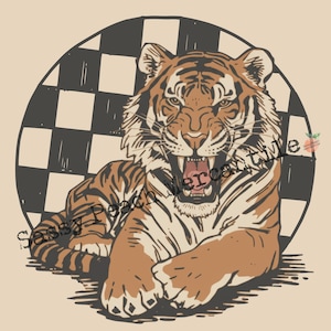 Puede incluir: Ilustraci&oacute;n de un tigre marr&oacute;n y beige con la boca abierta, sobre un fondo a cuadros blanco y negro. El tigre ruge, con dientes visibles y un patr&oacute;n de pelaje detallado. El texto "Sassy Peach Mercantile" es parcialmente visible.