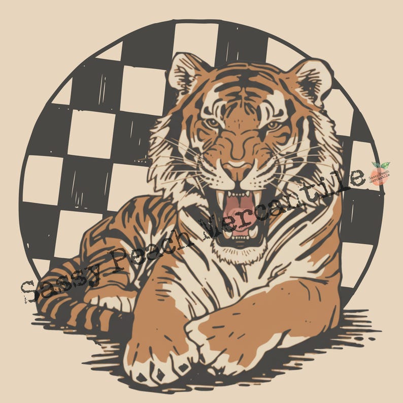 Puede incluir: Ilustraci&oacute;n de un tigre marr&oacute;n y beige con la boca abierta, sobre un fondo a cuadros blanco y negro. El tigre ruge, con dientes visibles y un patr&oacute;n de pelaje detallado. El texto "Sassy Peach Mercantile" es parcialmente visible.