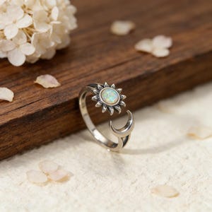 Peut inclure: Ensemble de trois tasses en céramique avec une finition mate et mouchetée. Les tasses sont dans des tons crème, gris clair et gris foncé. Chaque tasse a un design simple et minimaliste, parfait pour le café ou le thé.