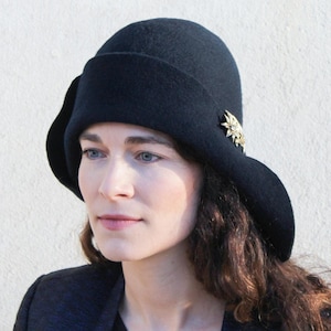 SERAPHINA Darkest Navy Felt Cloche Hat for Women with Vintage Brooch for Royal Ascot, Kentucky Derby, Mother of the Bride