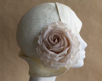 EMILIA Elfenbein Braut Cloche Hut mit Art Deco Krempe & Seiden Rose, für Royal Ascot, Kentucky Derby, Mutter der Braut