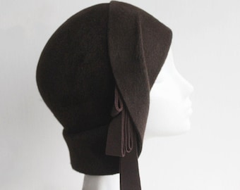 Sombrero cloche ANAISE marrón oscuro en fieltro de terciopelo de lana de primera calidad, ideal para invitadas de boda o para el Royal Ascot. Sombrero de iglesia para mujer hecho a mano.