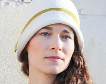 Sombrero cloche PHILLIPPE color marfil en fieltro de lujo con cinta de grosgrain.