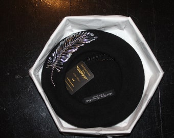 STARDUST Black Beret Hat With Silver Safety Pin  display picture 1