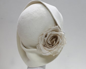 ANAIS Elfenbein Cloche Hut mit Opulenter Seiden Rose, für Royal Ascot, Kentucky Derby, Mutter der Braut