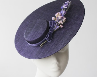 Strohhut ''JARDIN de NUIT'' mit Blumen in tiefem Lila – Mutter der Braut – Damen-Luncheon-Event – Teeparty – Kentucky Derby – Ascot-Hut