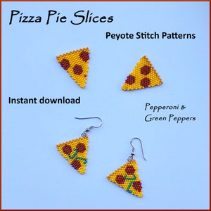 Può includere: Immagine con orecchini a forma di fetta di pizza e due fette di pizza con perline. Gli orecchini e le fette sono gialli con dettagli di peperoni rossi e peperoni verdi. Il testo include "Pizza Pie Slices", "Peyote Stitch Patterns", "Instant download", e "Pepperoni & Green Peppers".