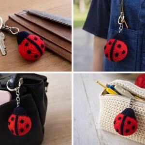 Op de afbeelding: Een rood en zwart gehaakte lieveheersbeestje sleutelhanger. De sleutelhanger is bevestigd aan sleutels, een portemonnee, een rugzak en een handtas. Het lieveheersbeestje heeft zwarte stippen en een zwarte kop. Een decoratief accessoire.