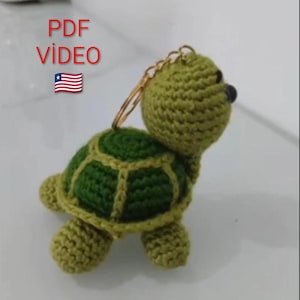 Ręcznie robiony brelok do kluczy z żółwiem amigurumi – uroczy żółwik szydełkowy – miniaturowa zawieszka do torebki – miękki pluszowy prezent – wzór na szydełkowanie w formacie PDF i samouczek wideo