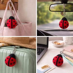 Op de afbeelding: Een rood-zwarte lieveheersbeestjessleutelhanger met een zilveren ketting. De sleutelhanger wordt in verschillende omgevingen getoond, waaronder hangend aan een handtas, een autospiegel, een koffer en op een bureau. Het lieveheersbeestje heeft zwarte stippen.