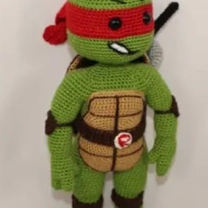 Puede incluir: Una taza de cerámica blanca con un asa negra y el texto "But First, Coffee" en negro, con una fuente de estilo manuscrito. La taza está sobre una superficie blanca.