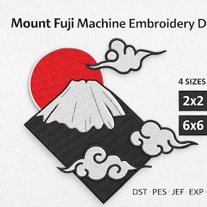 Puede incluir: Diseño de bordado a máquina del Monte Fuji con un sol rojo y nubes estilizadas, sobre un rombo negro. Incluye cuatro tamaños: 2x2, 4x4, 6x6 y 8x8 pulgadas (aprox. 5x5, 10x10, 15x15 y 20x20 cm). Texto: "Mount Fuji Machine Embroidery Design".
