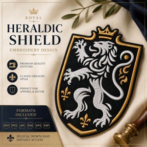 Puede incluir: Un parche bordado que presenta un escudo negro con borde dorado y un león blanco rampante. El diseño incluye una corona dorada en la parte superior y símbolos de flor de lis dorados. El texto en la imagen dice ROYAL HERALDIC SHIELD EMBROIDERY DESIGN.