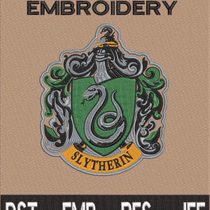 Puede incluir: Parche bordado con el escudo de Slytherin de Harry Potter. El escudo es verde, plateado y negro, con una serpiente y la palabra "Slytherin" en una pancarta amarilla. El texto "HARRY POTTER EMBROIDERY" está arriba.