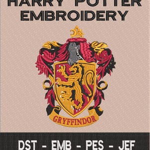 Puede incluir: Parche bordado con el escudo de Gryffindor de Harry Potter. El escudo es dorado, rojo y negro, con un emblema de león y la palabra "Gryffindor" debajo. El texto "HARRY POTTER EMBROIDERY" está arriba.