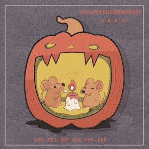 Puede incluir: Un diseño de bordado que muestra una gran calabaza naranja con una boca ancha que contiene dos ratones marrones asando un malvavisco sobre una vela encendida. El texto dice HALLOWEEN EMBROIDERY 4-6-8-10 y DST-PES-JEF-XXX-VP3-EXP sobre un fondo de tela oscura.