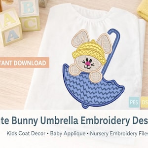 Puede incluir: Camiseta blanca con un bordado de un conejito con un sombrero amarillo sosteniendo un paraguas azul. El diseño incluye el texto "Cute Bunny Umbrella Embroidery Design" y "Instant Download". Ideal para la decoración de abrigos infantiles, aplicaciones para bebés y bordados para guarderías.