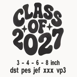 Puede incluir: Un diseño bordado en negro con el texto "CLASS OF 2027" en una fuente gruesa y ondulada, junto a dos pequeñas estrellas de cuatro puntas. Debajo del texto, se muestran los números "3 - 4 - 6 - 8 inch" y los formatos "dst pes jef xxx vp3".