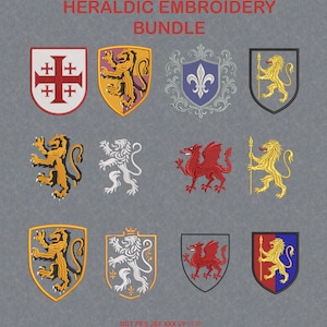 Puede incluir: Una colección digital de doce diseños de bordado heráldico titulada HERALDIC EMBROIDERY BUNDLE. El conjunto presenta varios escudos, leones, dragones y una flor de lis en patrones de hilo rojo, dorado, azul, plateado y negro sobre fondo gris.