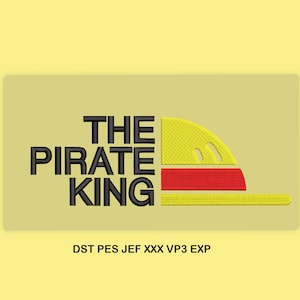 Puede incluir: Un diseño de bordado que presenta el texto negro THE PIRATE KING junto a un sombrero de paja amarillo con una banda roja. Debajo del diseño, el texto dice DST PES JEF XXX VP3 EXP. Todo el gráfico está sobre un fondo amarillo claro.