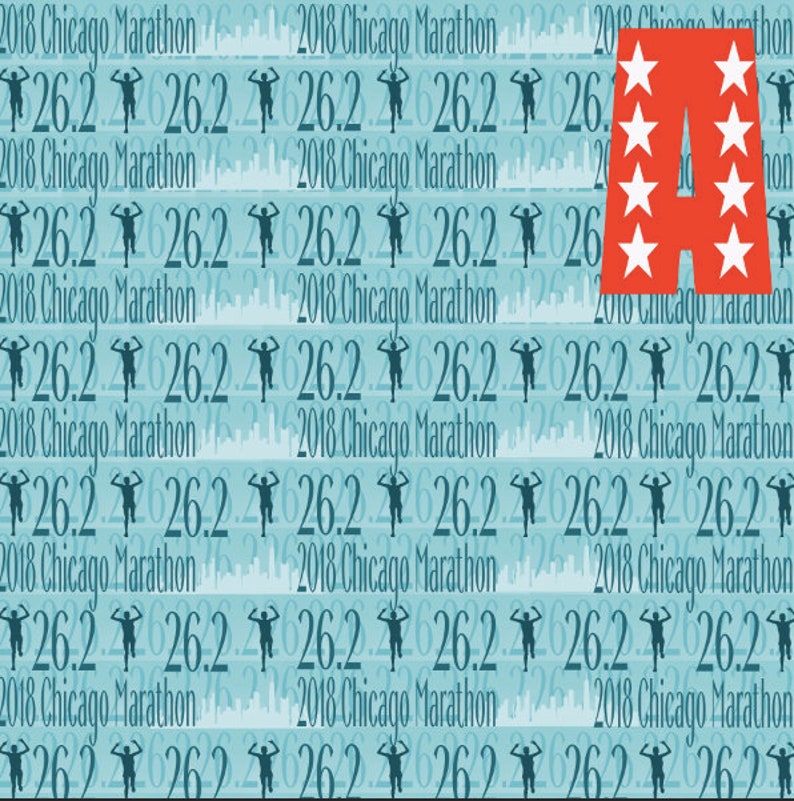 Puede incluir: Una letra A roja con estrellas blancas sobre un fondo azul con el texto "2018 Chicago Marathon" y el n&uacute;mero "26.2" repetido.