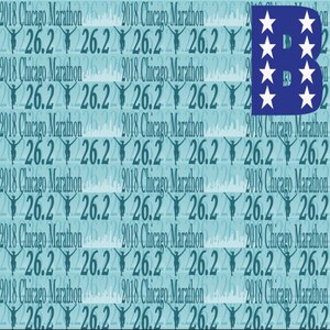 Puede incluir: Un dise&ntilde;o azul y blanco con una gran letra "B" y 13 estrellas blancas. El fondo es un patr&oacute;n azul claro con el texto "2018 Chicago Marathon 26.2" repetido.